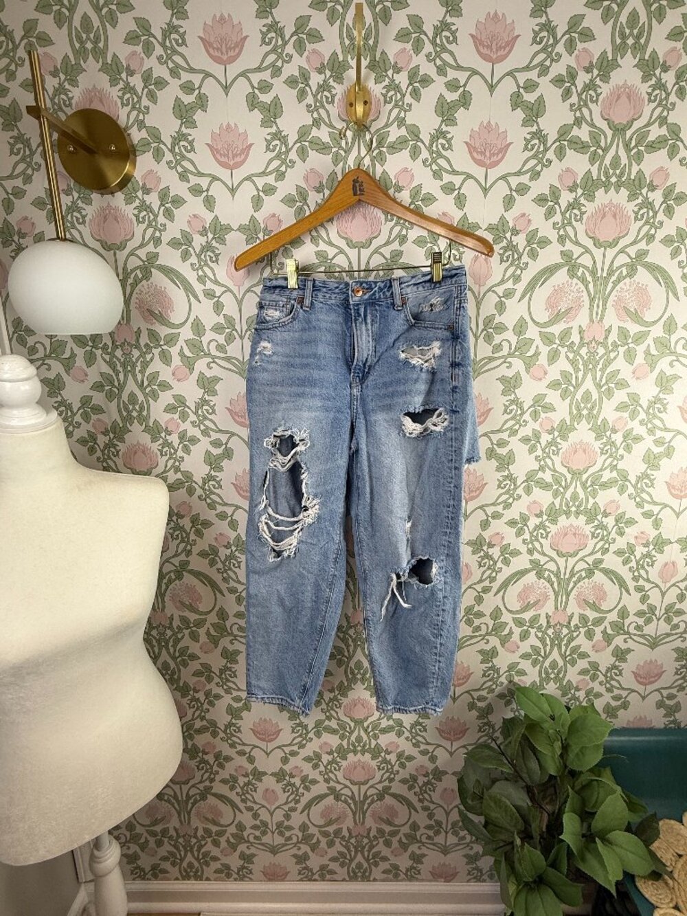 American Eagle Relaxed Mom Distressed High Rise Denim Jeans - Size - 4 X-Short